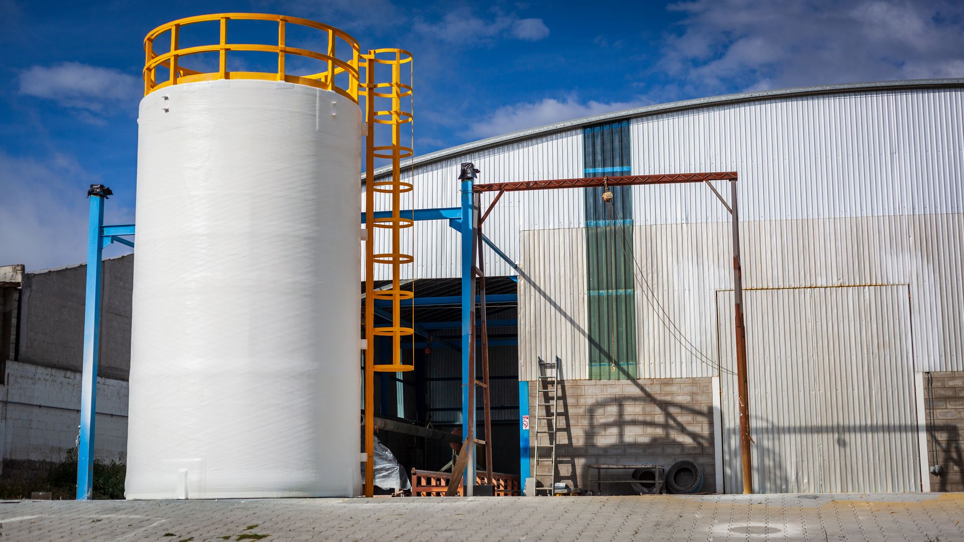 Tanque vertical PRFV fabricado por AQUAGROUP