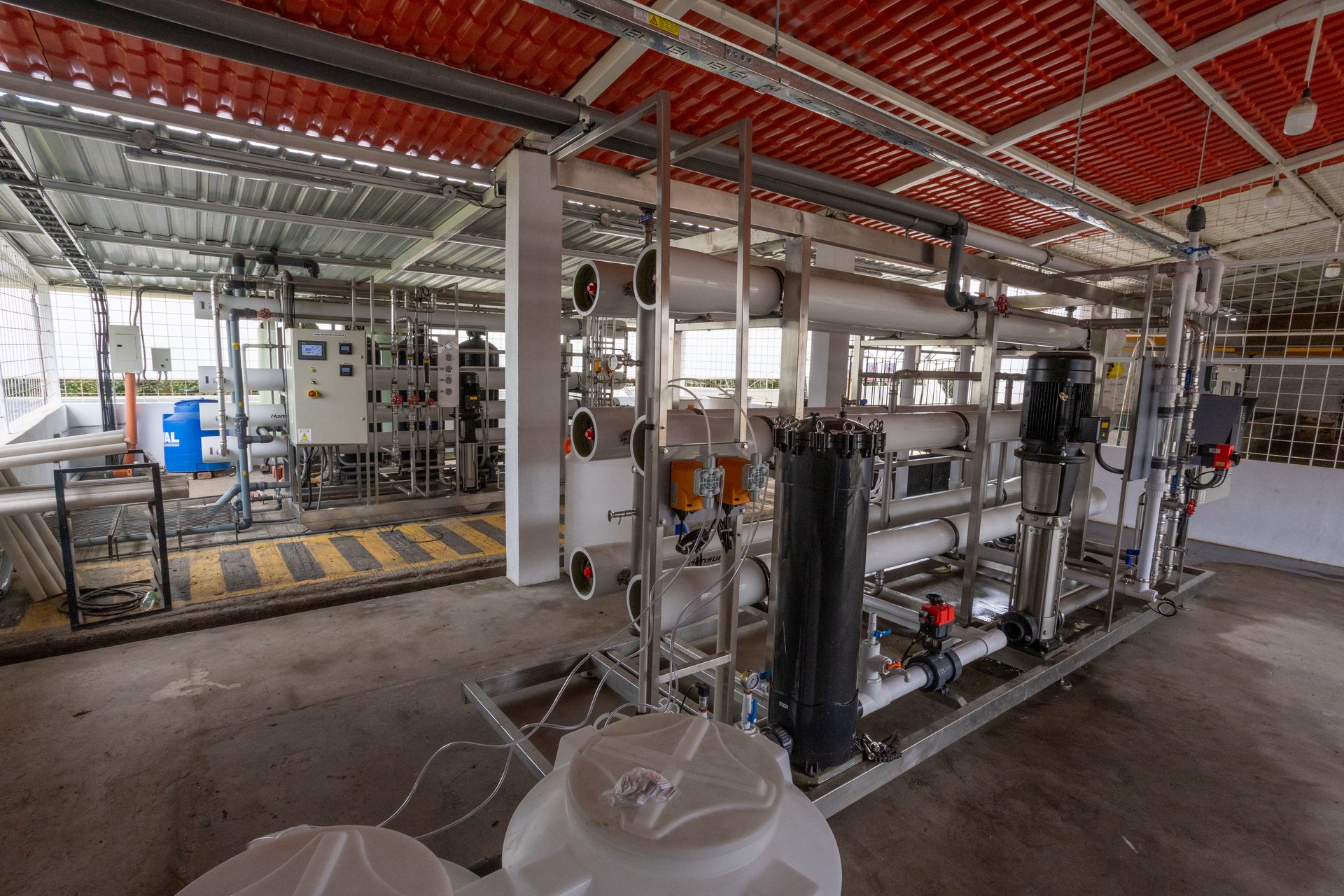 Sistema industrial de ósmosis inversa de AQUAGROUP en Ecuador